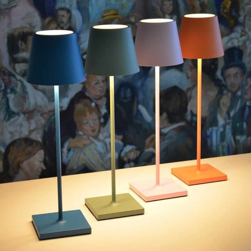 Funktionale LumiFlex Schreibtischlampe, kabellos, dimmbar, LED, ergonomisch und augenschonend.