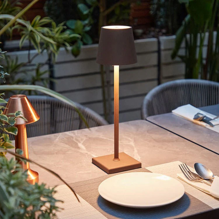 Vielseitige LumiFlex LED-Tischlampe, kabellos, dimmbar, passt sich jedem Einrichtungsstil an.