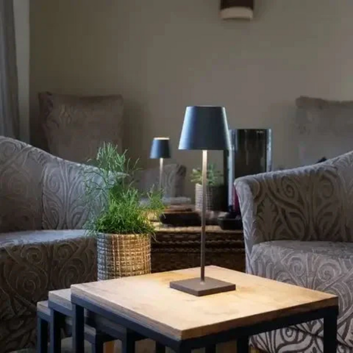 LumiFlex Leselampe mit Akku: Kabellose, dimmbare LED-Tischlampe, flexibel einsetzbar für optimales Leselicht.