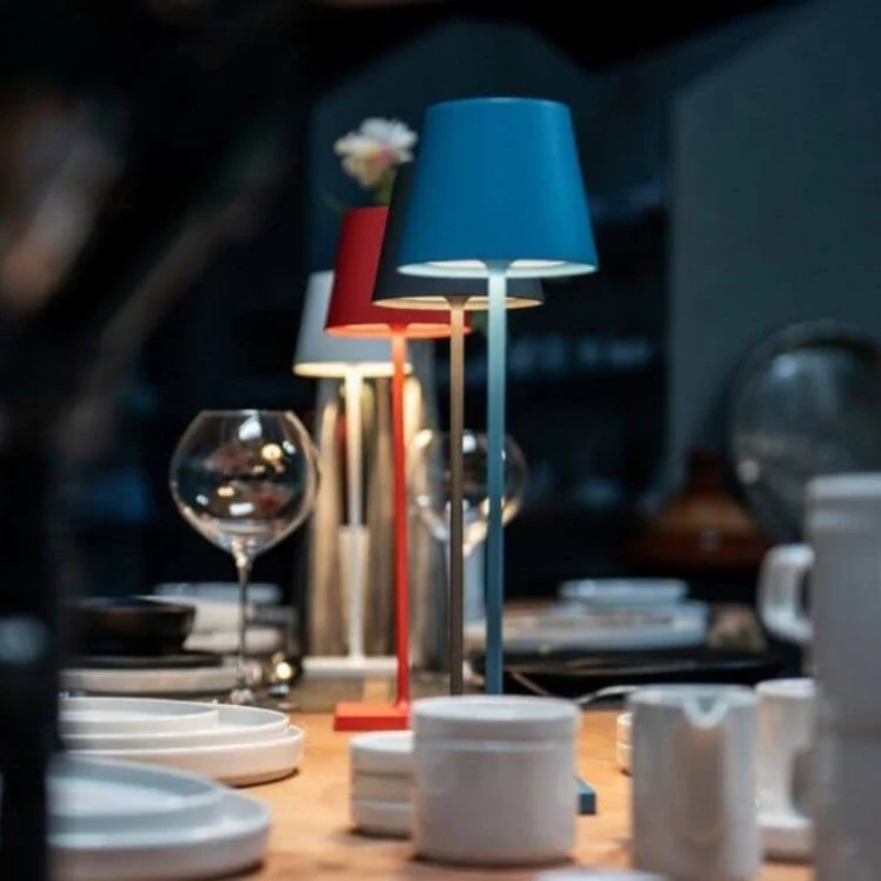 LumiFlex Dekolampe: Kabellose, dimmbare LED-Tischlampe, elegantes Design als Blickfang.