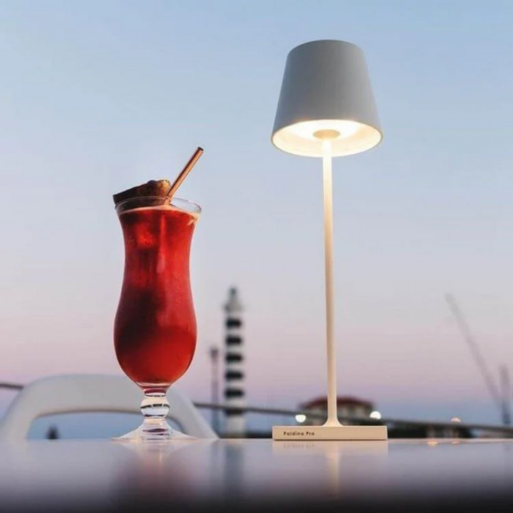 Komfortable LumiFlex Tischlampe, kabellos, dimmbar per Touch, für einfache und schnelle Lichtanpassung.