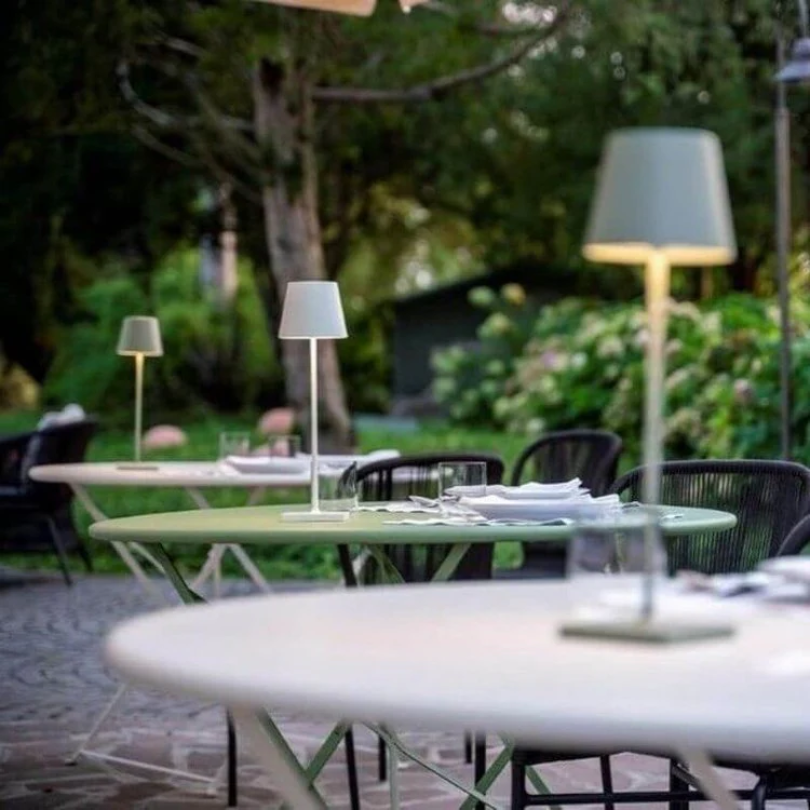 LumiFlex Wohnzimmer-Akku-Lampe, dimmbar, LED, kabellos, modernes Design für stilvolles Licht.