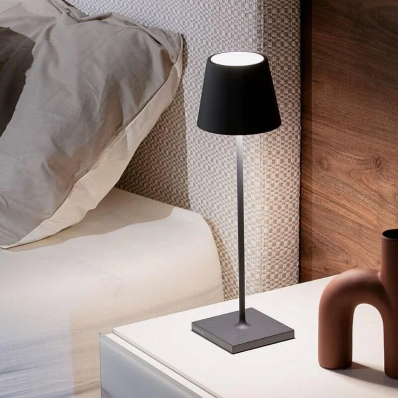 Stilvolle LumiFlex Nachttischlampe, kabellos, dimmbar, LED, modernes Design für Ihr Schlafzimmer.