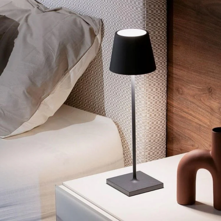 Stilvolle LumiFlex Nachttischlampe, kabellos, dimmbar, LED, modernes Design für Ihr Schlafzimmer.