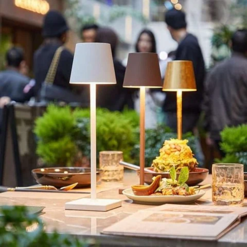 LumiFlex Leselampe: Kabellose, dimmbare LED-Tischlampe, perfekt für komfortables Lesen am Schreibtisch.