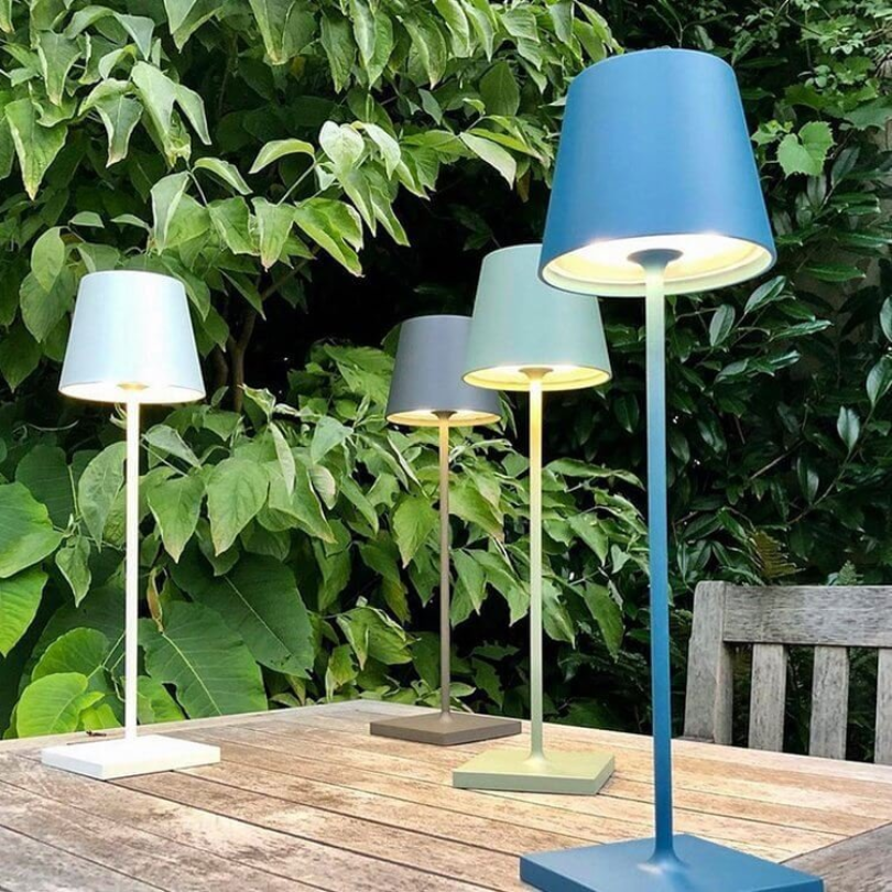 Minimalistische LumiFlex LED-Tischlampe, kabellos, dimmbar, ideal für klare, moderne Wohnkonzepte.