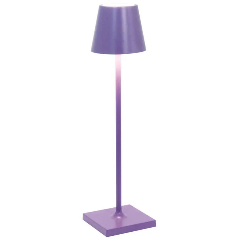 Moderne LumiFlex Leselampe: Kabellose LED-Tischlampe, dimmbar, perfekt für gemütliche Leseabende.