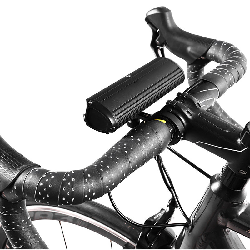LumiMax LED-Fahrradlicht am Lenker montiert; sorgt für Helligkeit & Sicherheit beim Radfahren.