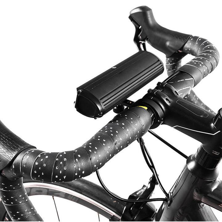 LumiMax LED-Fahrradlicht am Lenker montiert; sorgt für Helligkeit & Sicherheit beim Radfahren.