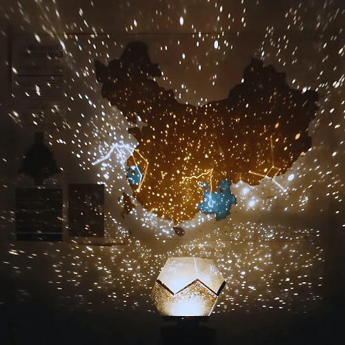 LUMISPHERE Raumprojektor verwandelt Kinderzimmer in einen Kosmos. Beeindruckende Sternenhimmel-Lichteffekte.