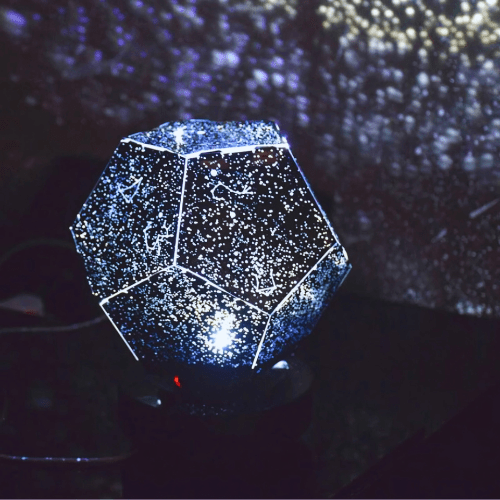 LUMISPHERE LED Lampe projiziert lebensechten Sternenhimmel & Galaxien. Schafft ein beruhigendes Kosmos-Ambiente.