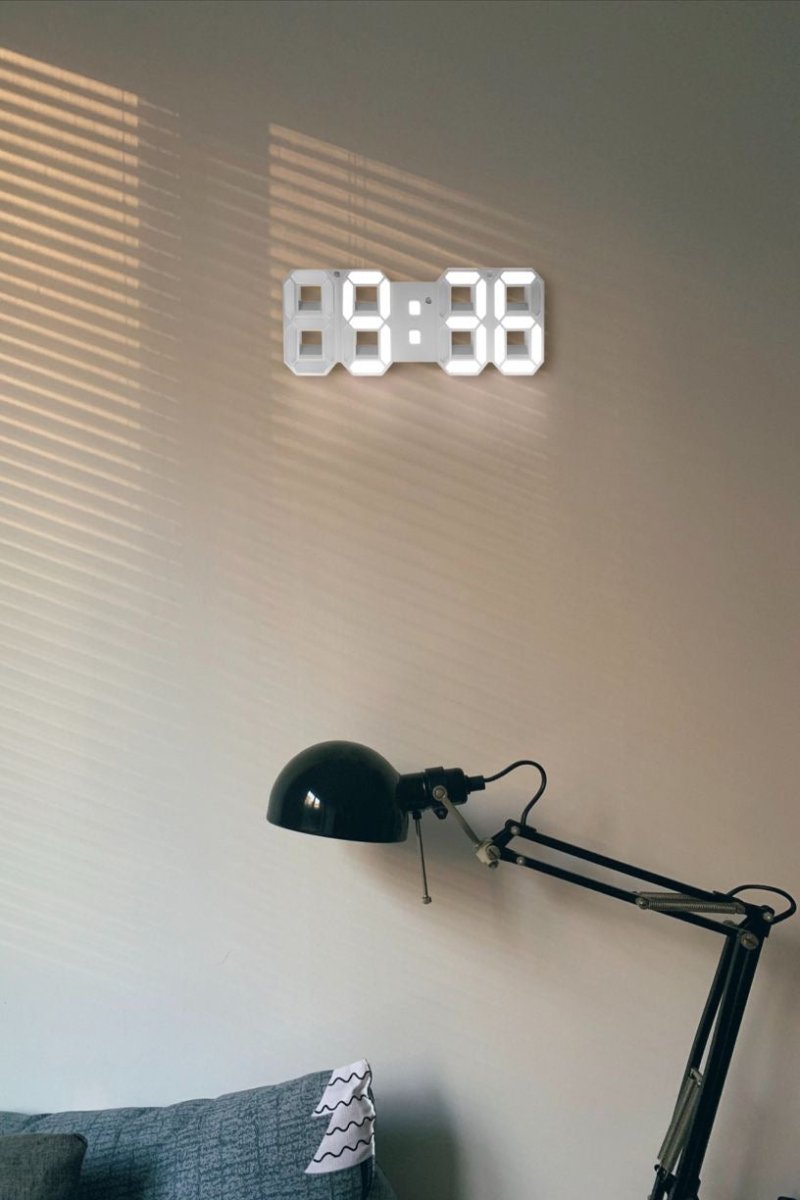 Grüne LumiSync 3D Wanduhr, stylische LED-Digitaluhr für moderne Wohnzimmer.