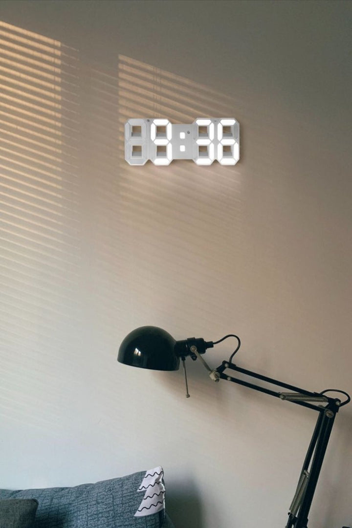 Grüne LumiSync 3D Wanduhr, stylische LED-Digitaluhr für moderne Wohnzimmer.