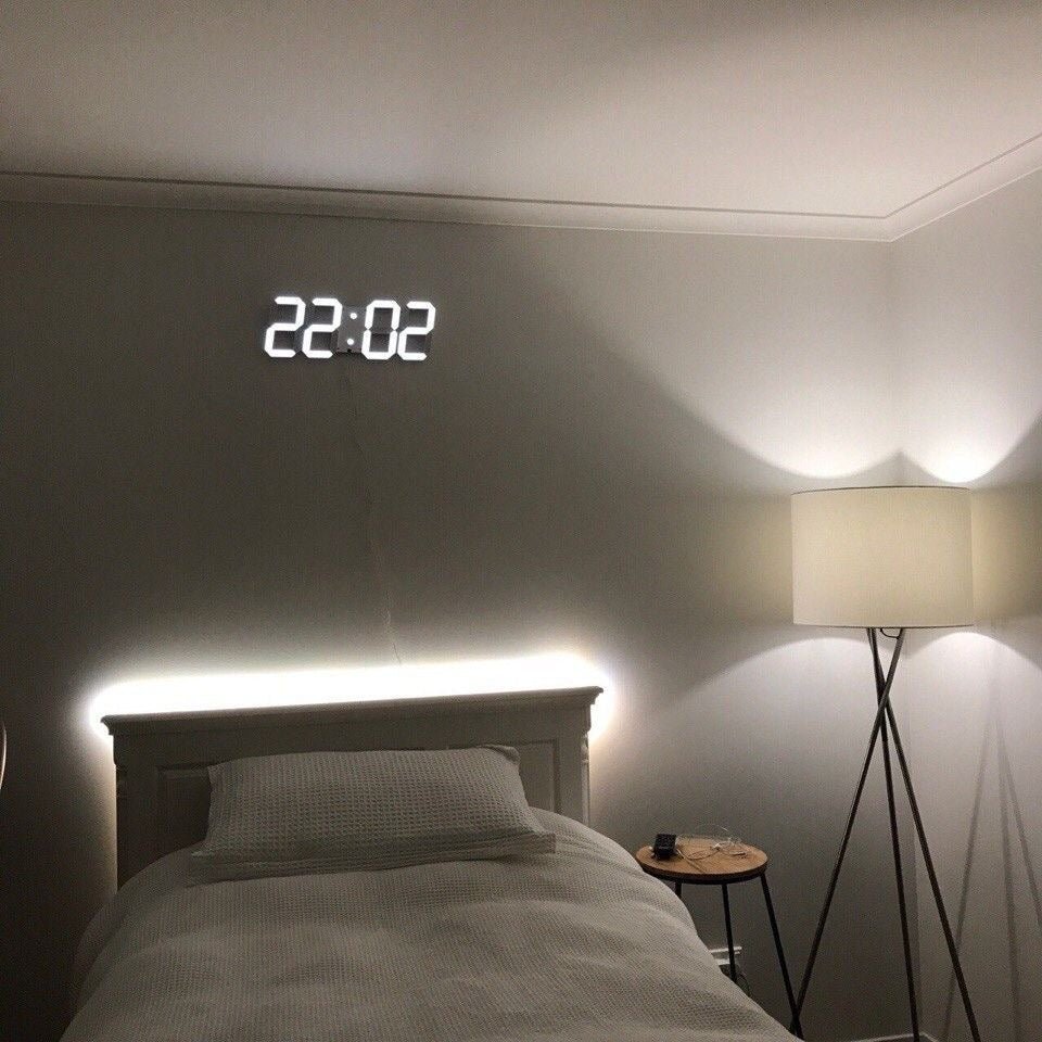 LumiSync Digitaluhr, 3D LED-Wanduhr in Weiß, perfekt als moderne Dekoration.