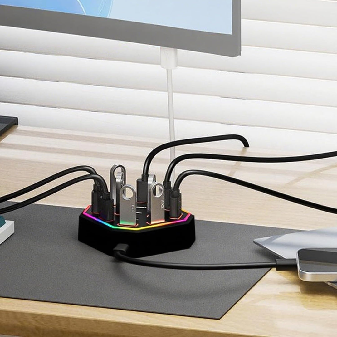 Lumora USB-C Hub Dockingstation mit RGB – erweitert deinen Arbeitsplatz für mehr Produktivität.