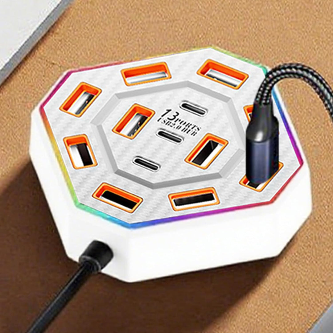 Lumora Dockingstation mit stylischer RGB-Beleuchtung, 13-in-1 USB-C Hub für modernen Arbeitsplatz.