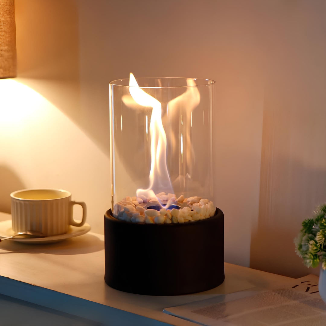 Detailaufnahme der sanften Flamme einer Lumora Öllampe, ideal für entspanntes Wohnen & Dekoration.
