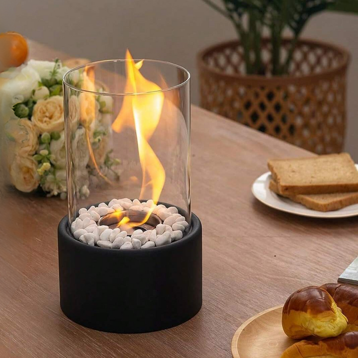 Lumora Beleuchtung: Elegante Flamme einer Öllampe, bringt stilvolles Ambiente ins Haus und Wohnzimmer.