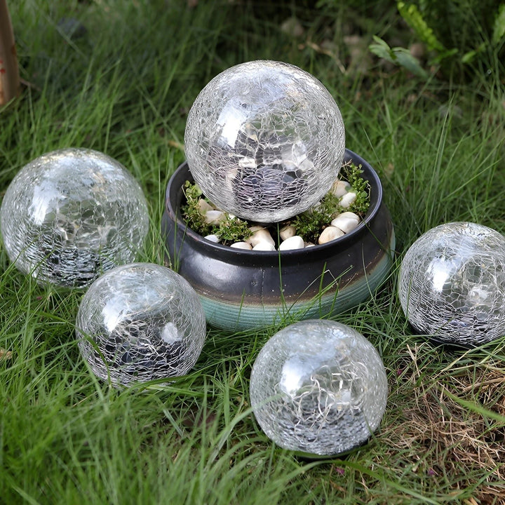 Lumora Solar Gartenleuchte mit warmweißem Bruchglas LED-Licht, ideal für stimmungsvolle Aussenbeleuchtung.
