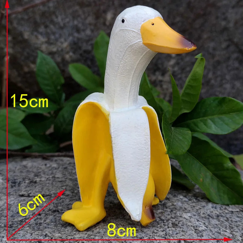 Einzigartige Bananenente Skulptur "Quaki" als lustige Gartenfigur. Perfekt für verspielte Gartendeko.