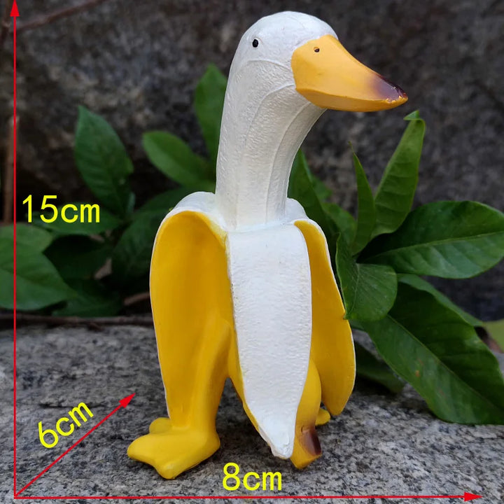 Einzigartige Bananenente Skulptur "Quaki" als lustige Gartenfigur. Perfekt für verspielte Gartendeko.