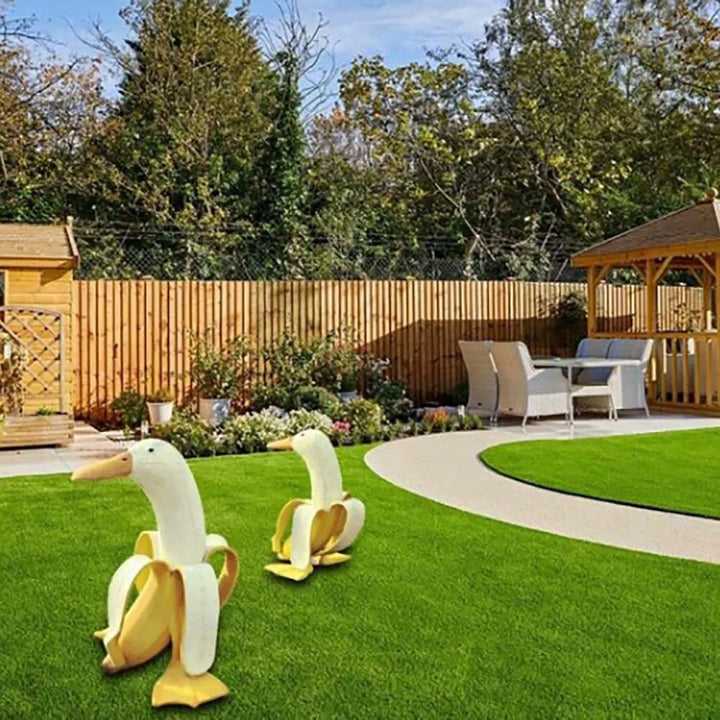 Verspielte Bananenente "Quaki" Figur, die den Garten mit ihrem lustigen Charme belebt. Ideal als wetterfeste Dekoration.