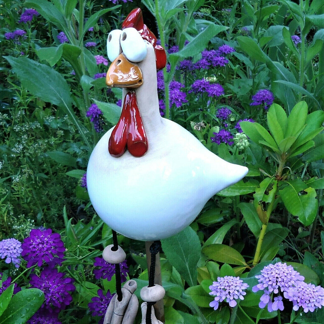 Farbenfrohes Huhn Zaunfigur für den Garten, witzige Tierfigur aus wetterfestem Kunstharz. Perfekt für Gartengestaltung.