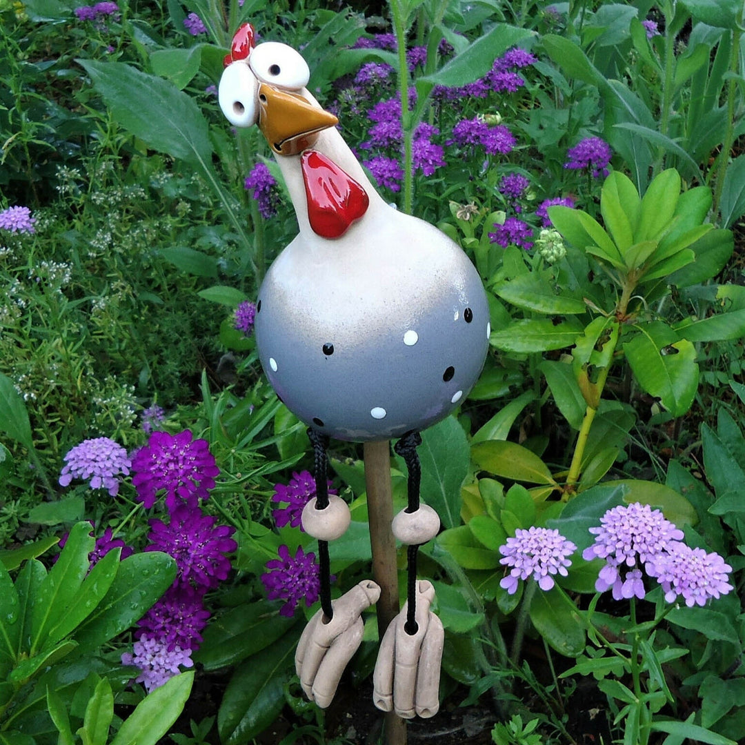 Humorvolle Gartendeko: wetterfestes Huhn für Zaun oder Außenbereich, handbemalt und farbenfroh. Schöne Tierfigur.
