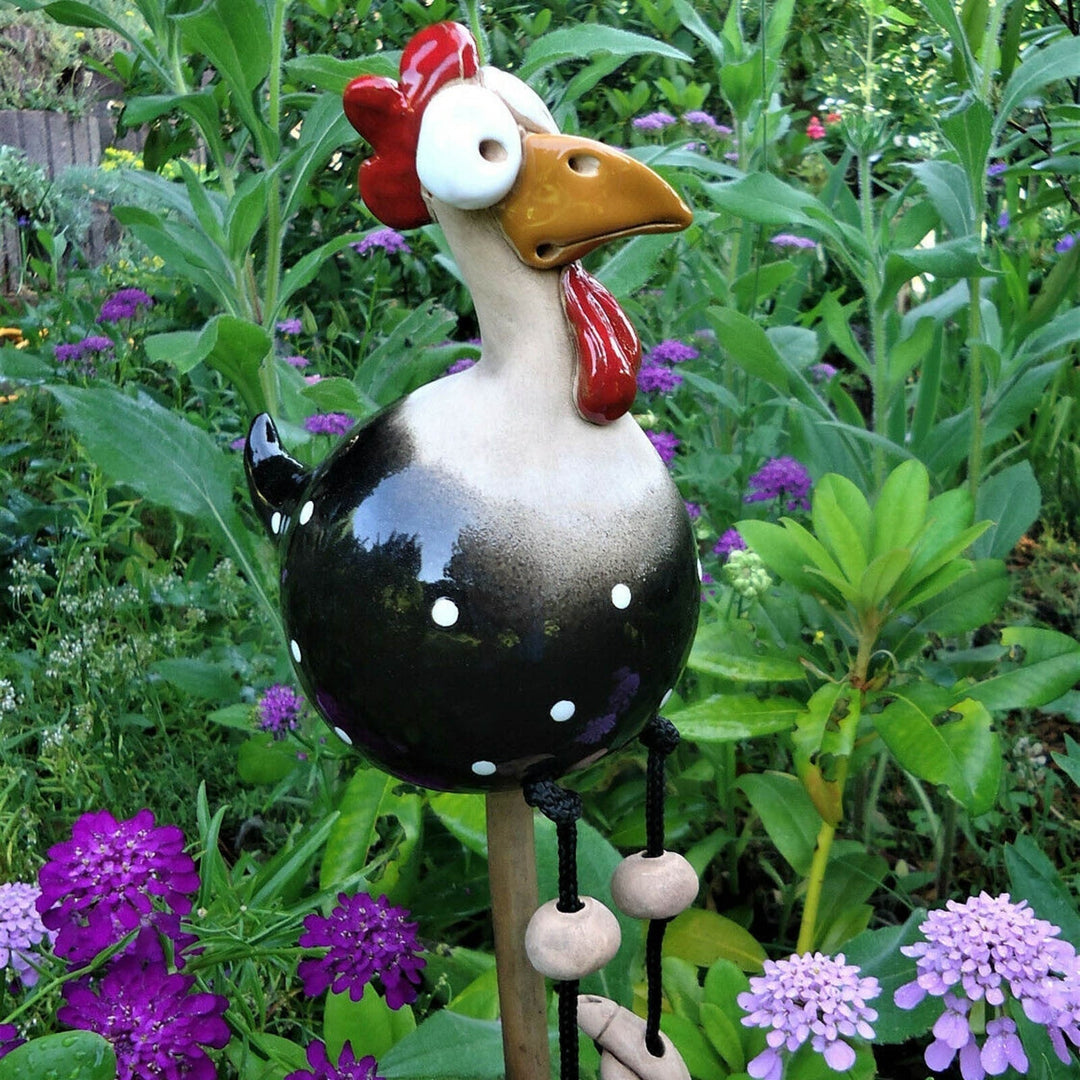 Detailreiche Gartenfigur Huhn aus robustem, wetterfestem Kunstharz. Ideal als Gartendekoration für Außenbereiche.