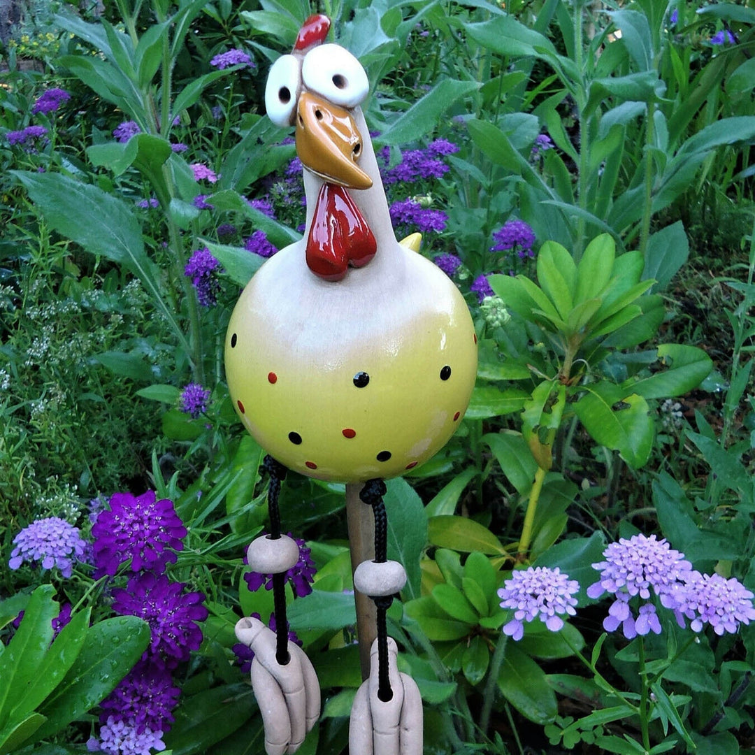 Dekoratives Huhn für Zäune, wetterfeste Gartenfigur in leuchtenden Farben. Humorvolle Tierdekoration für den Garten.