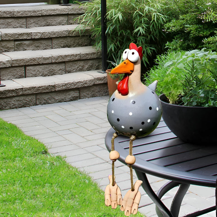 Lustige Hahn Gartenfigur mit großen Augen aus wetterfestem Kunstharz, ideal für Gartendeko und Außenbereich.