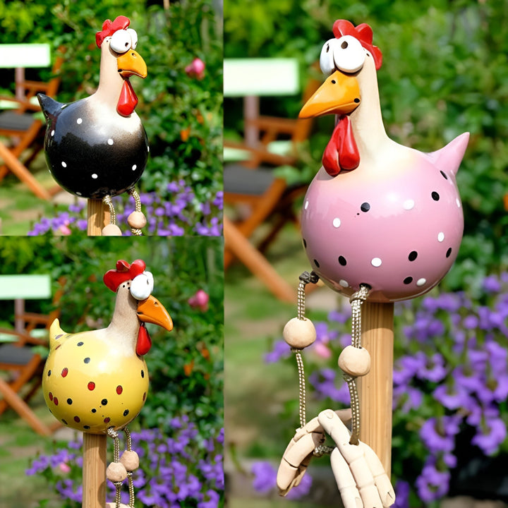 Humorvolle Huhn Gartenfigur (Hahn) mit großen Augen, wetterfeste Tierfigur aus Harz für den Garten.