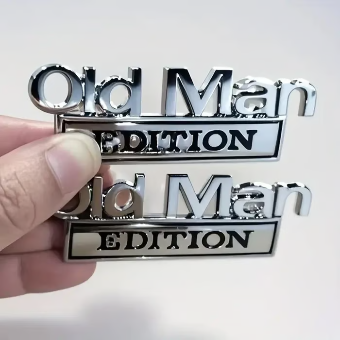 Originelles Geschenk für Autofahrer: wetterfestes, humorvolles Auto-Emblem aus Metall.