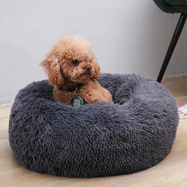 Premium Hunde-Schlafplatz aus Plüsch, bietet Ihrem Vierbeiner höchsten Tierkomfort und süße Träume.