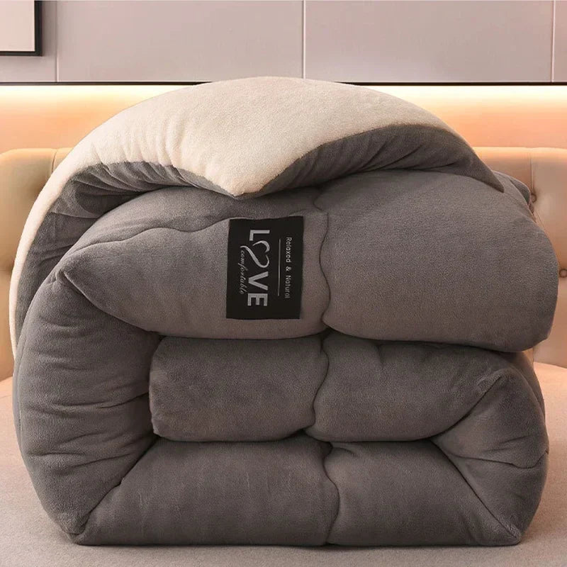 Extra dicke Winterdecke aus doppeltem Flanell-Fleece für maximale Wärme und kuschelige Abende im Wohnzimmer.