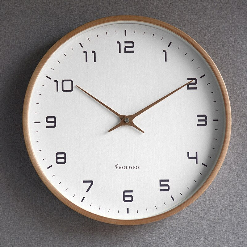 Luxora nordische Massivholz Wanduhr mit skandinavischem Design, minimalistisch, braun/creme, Quarzwerk als elegante Holzdeko.