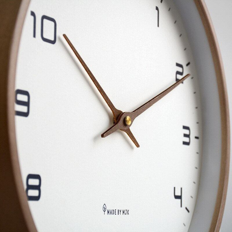 Moderne Wanduhr aus Massivholz, nordisches Design, minimalistisch. Perfektes Wohnaccessoire in Braun/Creme für Ihr Heim.