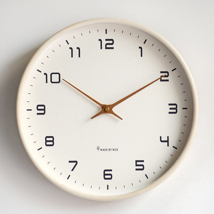 Skandinavische Massivholz Wanduhr mit präzisem Quarzwerk. Zeitlose Eleganz, braune Holzdeko, ideal für moderne Räume.