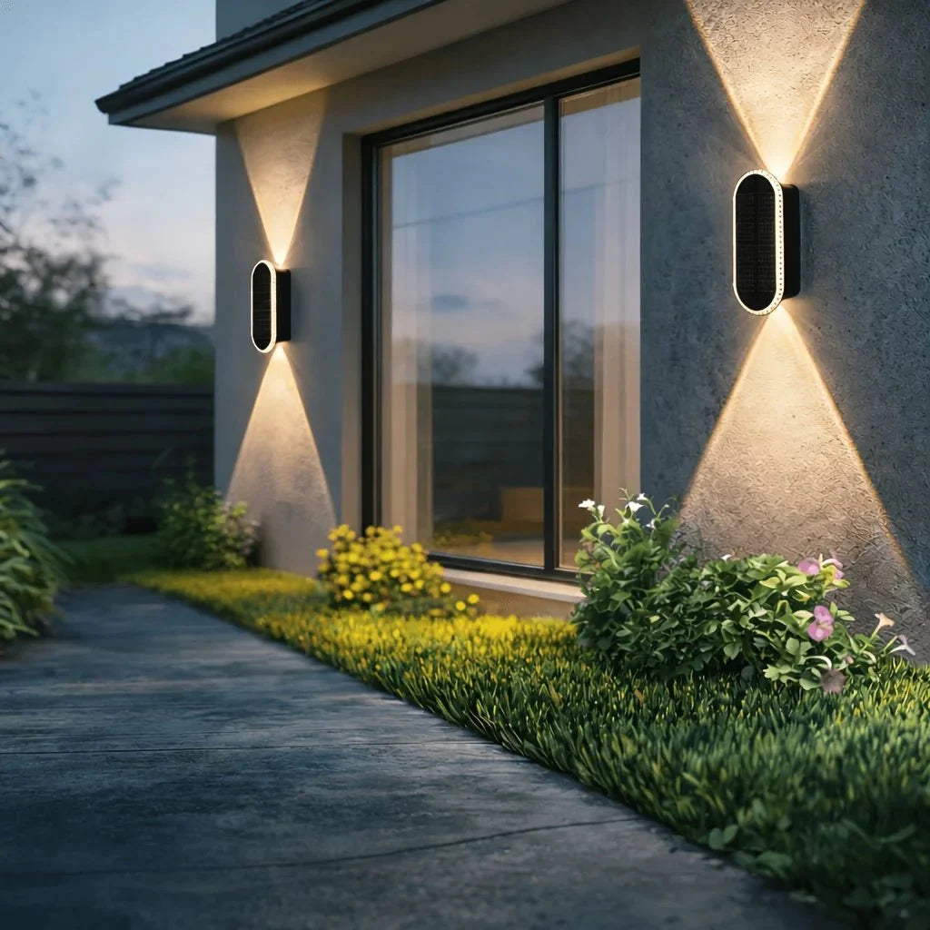 LUXSOLIS Solar-Zaunleuchte, elegant, kabellos, für stimmungsvolle Gartenbeleuchtung & Außenbereiche.