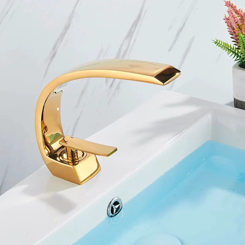 Eleganter Roségold-Badarmatur Einhebelmischer, wandmontiert für luxuriöses Badezimmer. Design Wasserhahn.