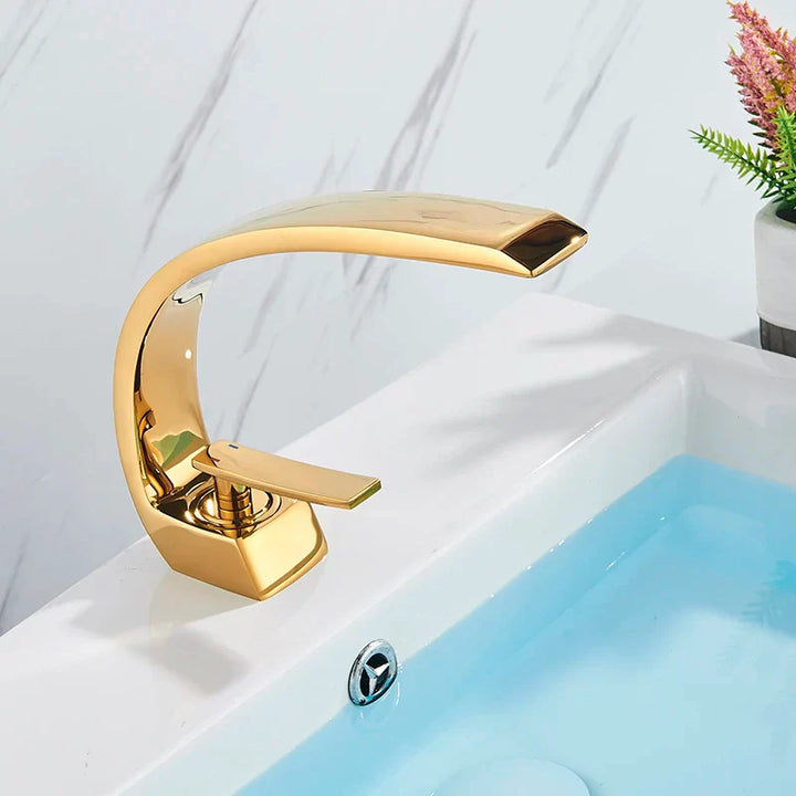 Eleganter Roségold-Badarmatur Einhebelmischer, wandmontiert für luxuriöses Badezimmer. Design Wasserhahn.