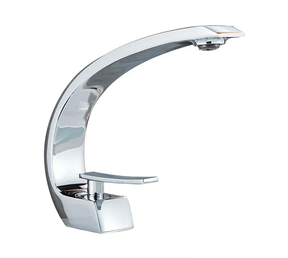 Wandmontierter Einhebelmischer, luxuriöse Badarmatur mit elegantem Design für modernes Badezimmer. Sanitär.