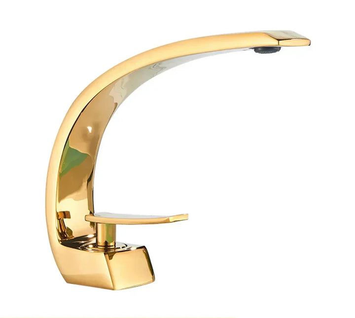 Design Einhebelmischer Badarmatur, luxuriöser Wasserhahn in Messing oder Gold für stilvolles Badezimmerambiente.