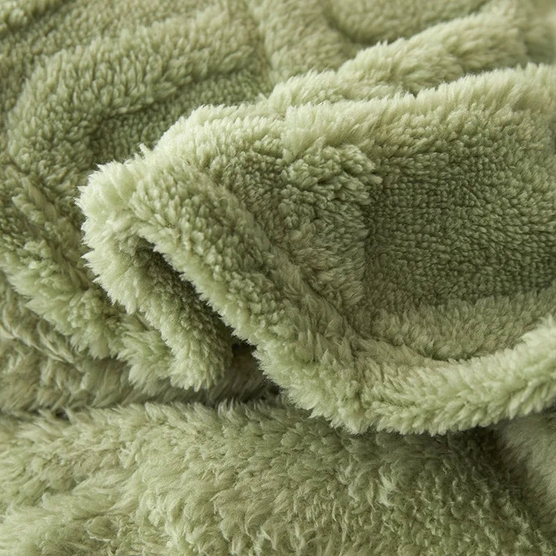 Verdickte Kuscheldecke CozyLuxe, luxuriöse Lammwolldecke für entspannte Abende.