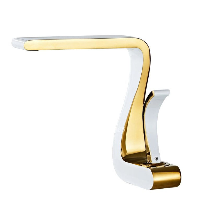 Exklusive goldene Armatur mit weißen Akzenten. Einhebelmischer, modern & luxuriös für jedes Bad.