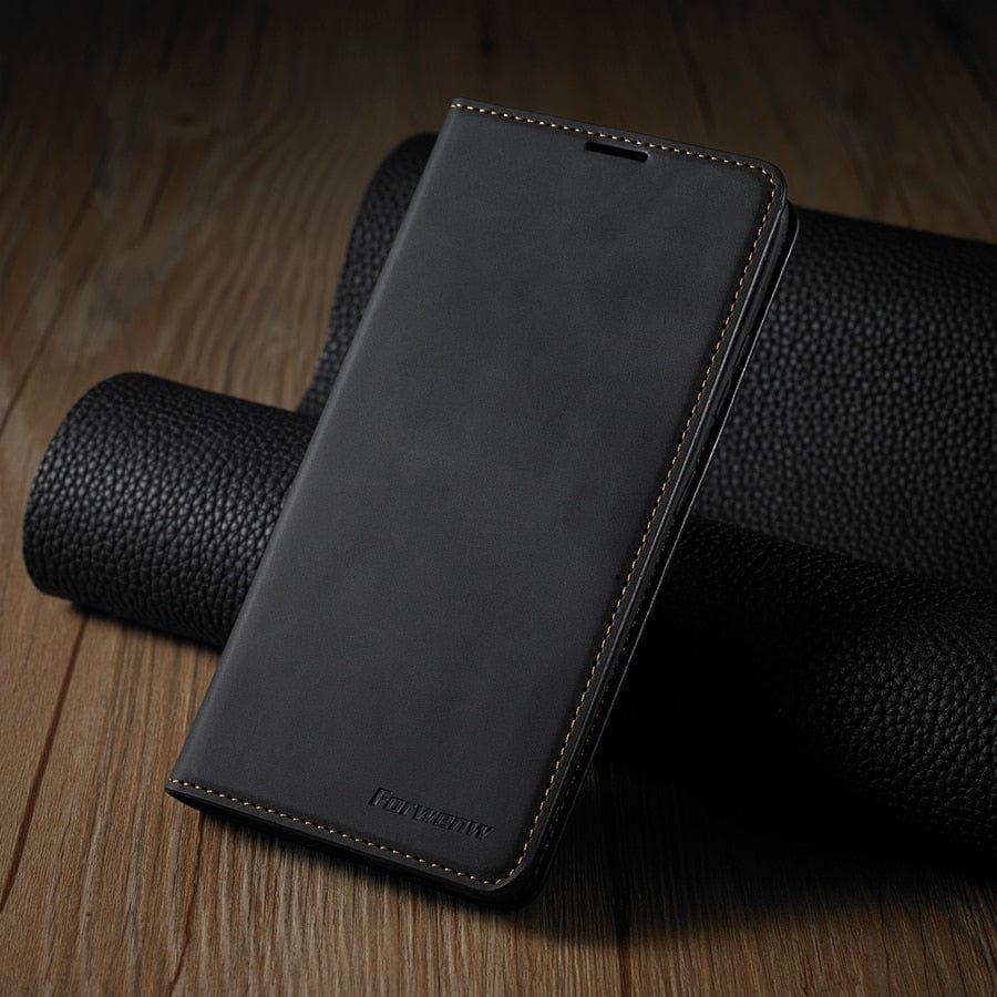 Stilvolle iPhone 15 Schutzhülle aus Leder mit integrierter Standfunktion für bequemes Medien-Ansehen.