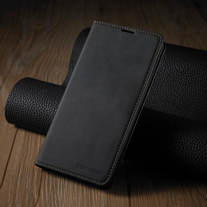 Stilvolle iPhone 15 Schutzhülle aus Leder mit integrierter Standfunktion für bequemes Medien-Ansehen.