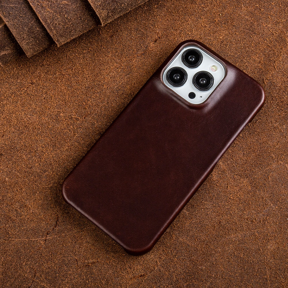 Luxuriöse iPhone Hülle aus echtem Ölwachs-Leder in braun; optimaler Schutz und stilvolles Design für Ihr Smartphone.