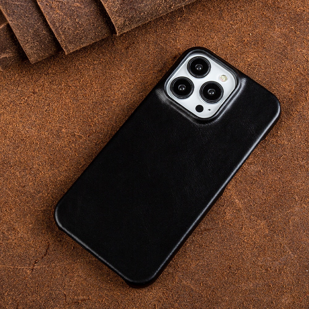 Elegante rote iPhone Schutzhülle aus hochwertigem Ölwachs-Leder; strapazierfähig und mit Magsafe-Kompatibilität.