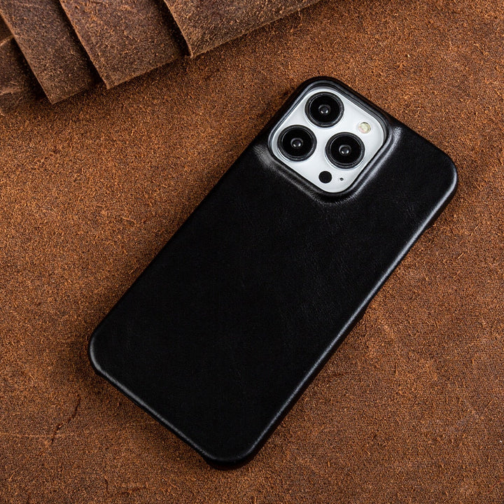 Elegante rote iPhone Schutzhülle aus hochwertigem Ölwachs-Leder; strapazierfähig und mit Magsafe-Kompatibilität.